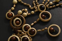 Perles en bois sur le fond noir images stock Perles en bois sur le fond noir images stock