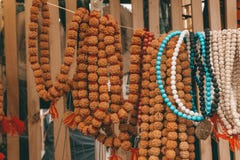 Perles et chapelet de Rudraksha Attribut sacré indou pour des prières Rudraksha est employé en colliers et bijoux images stock Perles et chapelet de Rudraksha Attribut sacré indou pour des prières Rudraksha est employé en colliers et bijoux images stock