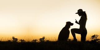 Perro y su instructor - siluetee la imagen con el espacio en blanco, copian el espacio fotos de archivo Perro y su instructor - siluetee la imagen con el espacio en blanco, copian el espacio fotos de archivo