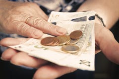Person, die Bargeld hält Person, die Bargeld hält