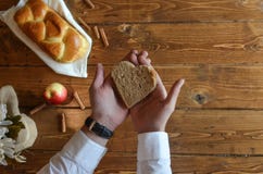 Person Holding Heart Shaped Bread stock photography Person Holding Heart Shaped Bread stock photography