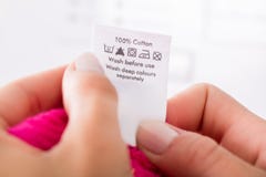 Person Reading The Clothing Label immagini stock libere da diritti Person Reading The Clothing Label immagini stock libere da diritti