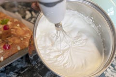 Person som slår krämen i en bunke för att fylla konungens kaka royaltyfria foton Person som slår krämen i en bunke för att fylla konungens kaka royaltyfria foton