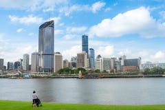 Persona che esamina l'orizzonte della città di Brisbane immagini stock libere da diritti Persona che esamina l'orizzonte della città di Brisbane immagini stock libere da diritti