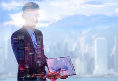 Persona di affari bella che per mezzo del computer portatile sul fondo astratto del cielo e della citt? con lo spazio della copia immagini stock Persona di affari bella che per mezzo del computer portatile sul fondo astratto del cielo e della citt? con lo spazio della copia immagini stock