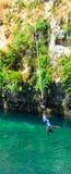 Persona durante il salto bungy in Taupo Nuova Zelanda immagine stock Persona durante il salto bungy in Taupo Nuova Zelanda immagine stock