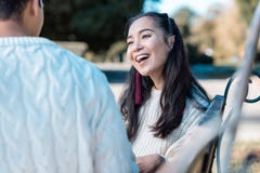 Persona femminile dai capelli lunghi allegra che ascolta il suo partner fotografia stock libera da diritti Persona femminile dai capelli lunghi allegra che ascolta il suo partner fotografia stock libera da diritti