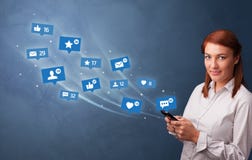 Persona joven usando el tel?fono con concepto social de los medios fotografía de archivo Persona joven usando el tel?fono con concepto social de los medios fotografía de archivo