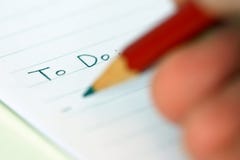 Persona que escribe para hacer la lista imagen de archivo Persona que escribe para hacer la lista imagen de archivo