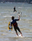 Persona que practica surf de la cometa foto de archivo Persona que practica surf de la cometa foto de archivo