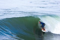 Persona que practica surf profesional Mike Golder Surfing California imagenes de archivo Persona que practica surf profesional Mike Golder Surfing California imagenes de archivo