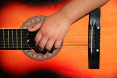 Persona que toca la guitarra foto de archivo Persona que toca la guitarra foto de archivo