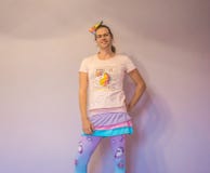 Persona rara del género de LGBT que se coloca en actitud femenina con el equipo femenino lindo del unicornio fotos de archivo Persona rara del género de LGBT que se coloca en actitud femenina con el equipo femenino lindo del unicornio fotos de archivo