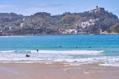 Personas que practica surf en la playa del ¡n de Concha de San Sebastià País vasco españa imagen de archivo Personas que practica surf en la playa del ¡n de Concha de San Sebastià País vasco españa imagen de archivo