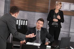 Persone di affari che comunicano nell'ufficio immagine stock Persone di affari che comunicano nell'ufficio immagine stock