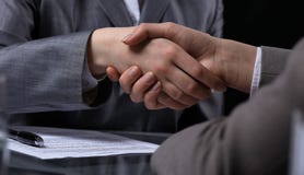 Persone di affari o avvocati che stringono le mani alla riunione Primo piano delle mani umane sul lavoro Concetto di firma del co Immagine Stock Libera da Diritti Persone di affari o avvocati che stringono le mani alla riunione Primo piano delle mani umane sul lavoro Concetto di firma del co Immagine Stock Libera da Diritti