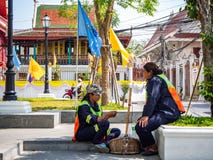 Personeel het schoonmaken, Zitting en het rusten van, in Tempel, Bangkok, Thailand royalty-vrije stock afbeeldingen Personeel het schoonmaken, Zitting en het rusten van, in Tempel, Bangkok, Thailand royalty-vrije stock afbeeldingen