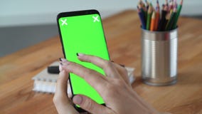 Personengrifftelefon mit grüner Bildschirmanzeige in der Hand stock footage Personengrifftelefon mit grüner Bildschirmanzeige in der Hand stock footage