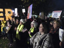 Personer som protesterar, som önskar att spara Mueller på Lafayette, parkerar royaltyfria bilder Personer som protesterar, som önskar att spara Mueller på Lafayette, parkerar royaltyfria bilder