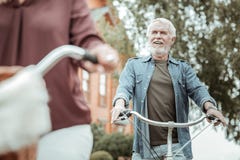 Personne masculine décontractée appréciant la promenade sur des bicyclettes image stock Personne masculine décontractée appréciant la promenade sur des bicyclettes image stock