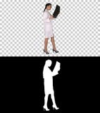 Personnel de soins de santé intellectuel de femme avec le labcoat blanc, regardant l'image radiographique de rayon X, balayage de photos libres de droits Personnel de soins de santé intellectuel de femme avec le labcoat blanc, regardant l'image radiographique de rayon X, balayage de photos libres de droits