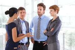 Personnes d'entreprise causant au lobby de local commercial Images libres de droits Personnes d'entreprise causant au lobby de local commercial Images libres de droits