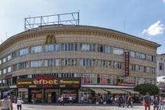 Personnes de marche aux rues piétonnières au centre de la ville de Plovdiv, Bulgarie photographie stock libre de droits Personnes de marche aux rues piétonnières au centre de la ville de Plovdiv, Bulgarie photographie stock libre de droits