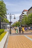 Personnes de marche sur le boulevard Vitosha dans la ville de Sofia, Bulgarie image libre de droits Personnes de marche sur le boulevard Vitosha dans la ville de Sofia, Bulgarie image libre de droits