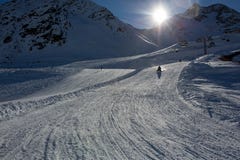 Personnes heureuses, enfants et adultes, glissant un jour ensoleillé en montagnes du Tyrol photographie stock Personnes heureuses, enfants et adultes, glissant un jour ensoleillé en montagnes du Tyrol photographie stock