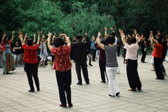 personnes locales ayant un exercice de chi de tai de danse dans un jardin de parc public images stock personnes locales ayant un exercice de chi de tai de danse dans un jardin de parc public images stock