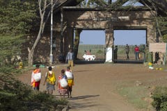 Personnes locales de masai marchant vers la porte de Talek photo stock Personnes locales de masai marchant vers la porte de Talek photo stock