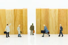 Personnes miniatures : Les hommes d'affaires marchent au point de sortie L'utilisation d'image pour le meilleur choix de choisiss Photos libres de droits Personnes miniatures : Les hommes d'affaires marchent au point de sortie L'utilisation d'image pour le meilleur choix de choisiss Photos libres de droits