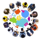Personnes multi-ethniques avec des dispositifs de Digital Images libres de droits Personnes multi-ethniques avec des dispositifs de Digital Images libres de droits