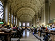 Personnes non identifiées étudiant dans la bibliothèque de Boston images stock Personnes non identifiées étudiant dans la bibliothèque de Boston images stock