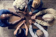 Personnes religieuses diverses priant ensemble images libres de droits Personnes religieuses diverses priant ensemble images libres de droits