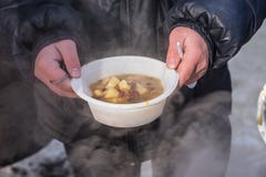 Personnes sans abri de alimentation sur la rue photo stock Personnes sans abri de alimentation sur la rue photo stock