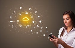 Persoon die telefoon met het concept van de wolkentechnologie met behulp van royalty-vrije stock afbeelding Persoon die telefoon met het concept van de wolkentechnologie met behulp van royalty-vrije stock afbeelding