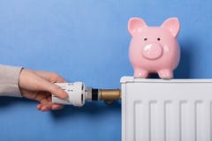 Persoons` s Hand het Aanpassen Thermostaat stock afbeelding Persoons` s Hand het Aanpassen Thermostaat stock afbeelding