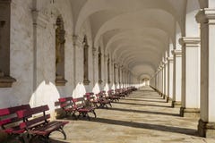 Perspektivenansicht der Kolonnade im Kvetna-zahrada Blumengarten in Kromeriz stockfotos Perspektivenansicht der Kolonnade im Kvetna-zahrada Blumengarten in Kromeriz stockfotos