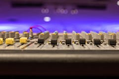 Perspektywa pro audio deski i purpur tło zdjęcia royalty free Perspektywa pro audio deski i purpur tło zdjęcia royalty free