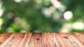 Perspektywiczny drewna i bokeh lekki tło produktu pokazu szablon Drewniany stołowy wierzchołek rusza się naturalnego zielonego li obraz royalty free Perspektywiczny drewna i bokeh lekki tło produktu pokazu szablon Drewniany stołowy wierzchołek rusza się naturalnego zielonego li obraz royalty free