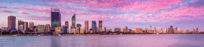 Perth-Stadt-West-Australien-Landschaft durch den Schwan-Fluss am Abend lizenzfreie stockbilder Perth-Stadt-West-Australien-Landschaft durch den Schwan-Fluss am Abend lizenzfreie stockbilder