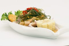 Peru Dish: Cebiche (ceviche) en la salsa del erizo de mar, con la patata dulce (camote), maíz, chile fotos de archivo libres de regalías Peru Dish: Cebiche (ceviche) en la salsa del erizo de mar, con la patata dulce (camote), maíz, chile fotos de archivo libres de regalías