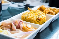 Peru mat: trefaldigt, cebiche, havs- ris och chicharron av fisken royaltyfri bild Peru mat: trefaldigt, cebiche, havs- ris och chicharron av fisken royaltyfri bild