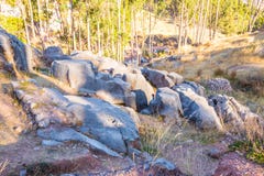 Peru, Qenko, bij Archeologisch Park van Saqsaywaman. Zuid-Amerika. Deze archeologische plaats wordt gevestigd - Inca-ruïnes die stock foto Peru, Qenko, bij Archeologisch Park van Saqsaywaman. Zuid-Amerika. Deze archeologische plaats wordt gevestigd - Inca-ruïnes die stock foto