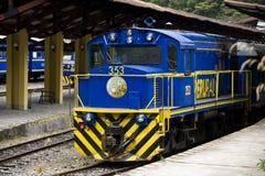 Perurail treina - estação de trem de Machu Picchu - o Peru foto de stock royalty free Perurail treina - estação de trem de Machu Picchu - o Peru foto de stock royalty free