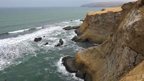 Peruviaanse Kustlijn, Rotsvormingen bij de kust, de Nationale Reserve van Paracas, Paracas, Ica Region, Peru stock afbeelding Peruviaanse Kustlijn, Rotsvormingen bij de kust, de Nationale Reserve van Paracas, Paracas, Ica Region, Peru stock afbeelding