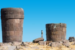 Peruviano le Ande Puno Perù delle tombe di Silustani del turista immagini stock Peruviano le Ande Puno Perù delle tombe di Silustani del turista immagini stock