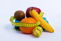 Pesa de gimnasia y manzana, naranja, plátano, fondo del blanco del kiwi imagen de archivo libre de regalías Pesa de gimnasia y manzana, naranja, plátano, fondo del blanco del kiwi imagen de archivo libre de regalías