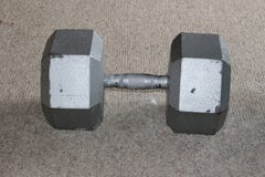 Pesas de gimnasia sobre fondo de la ALFOMBRA ESTO ES UNA PESA DE GIMNASIA 90LB imágenes de archivo libres de regalías Pesas de gimnasia sobre fondo de la ALFOMBRA ESTO ES UNA PESA DE GIMNASIA 90LB imágenes de archivo libres de regalías